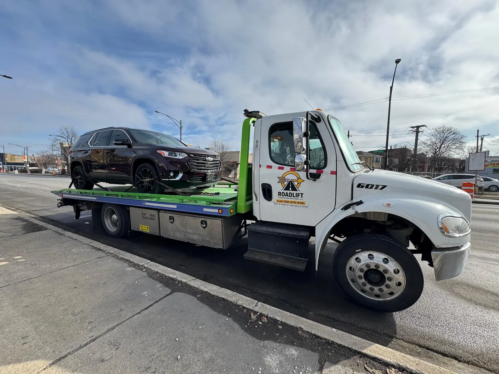 RoadLift flatbed towing truck providing emergency roadside assistance in Chicago suburbs